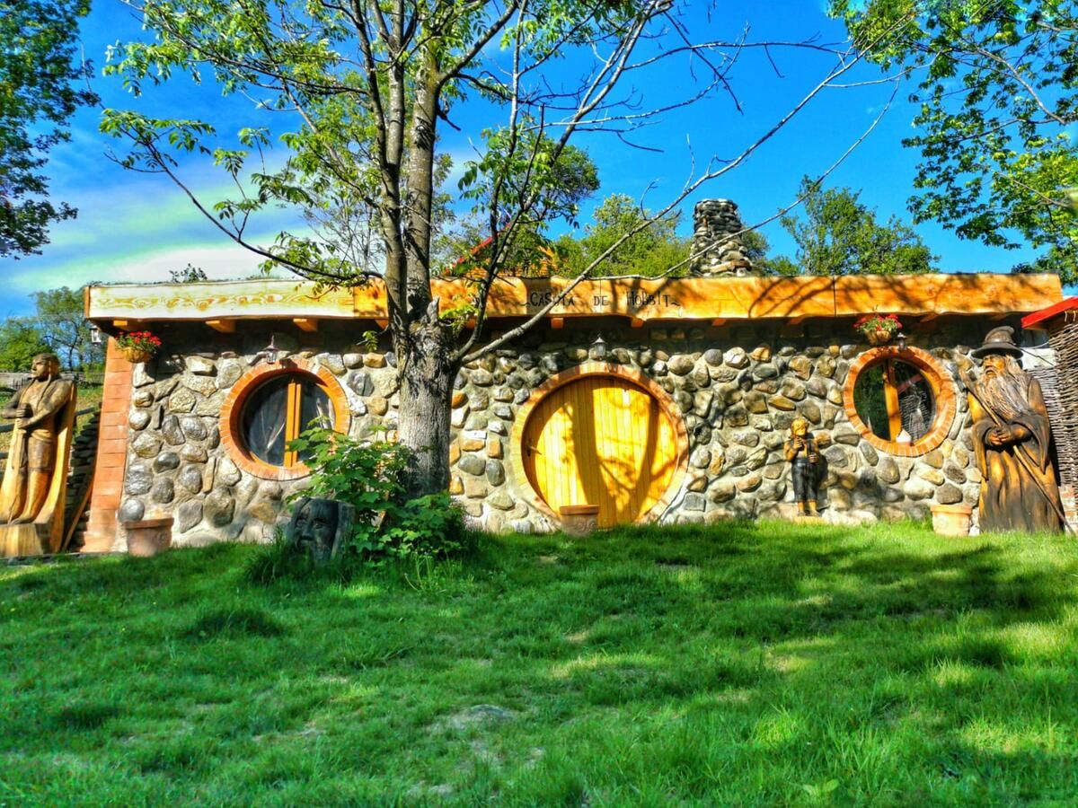 Лоджи Căsuța de Hobbit Perişani-4
