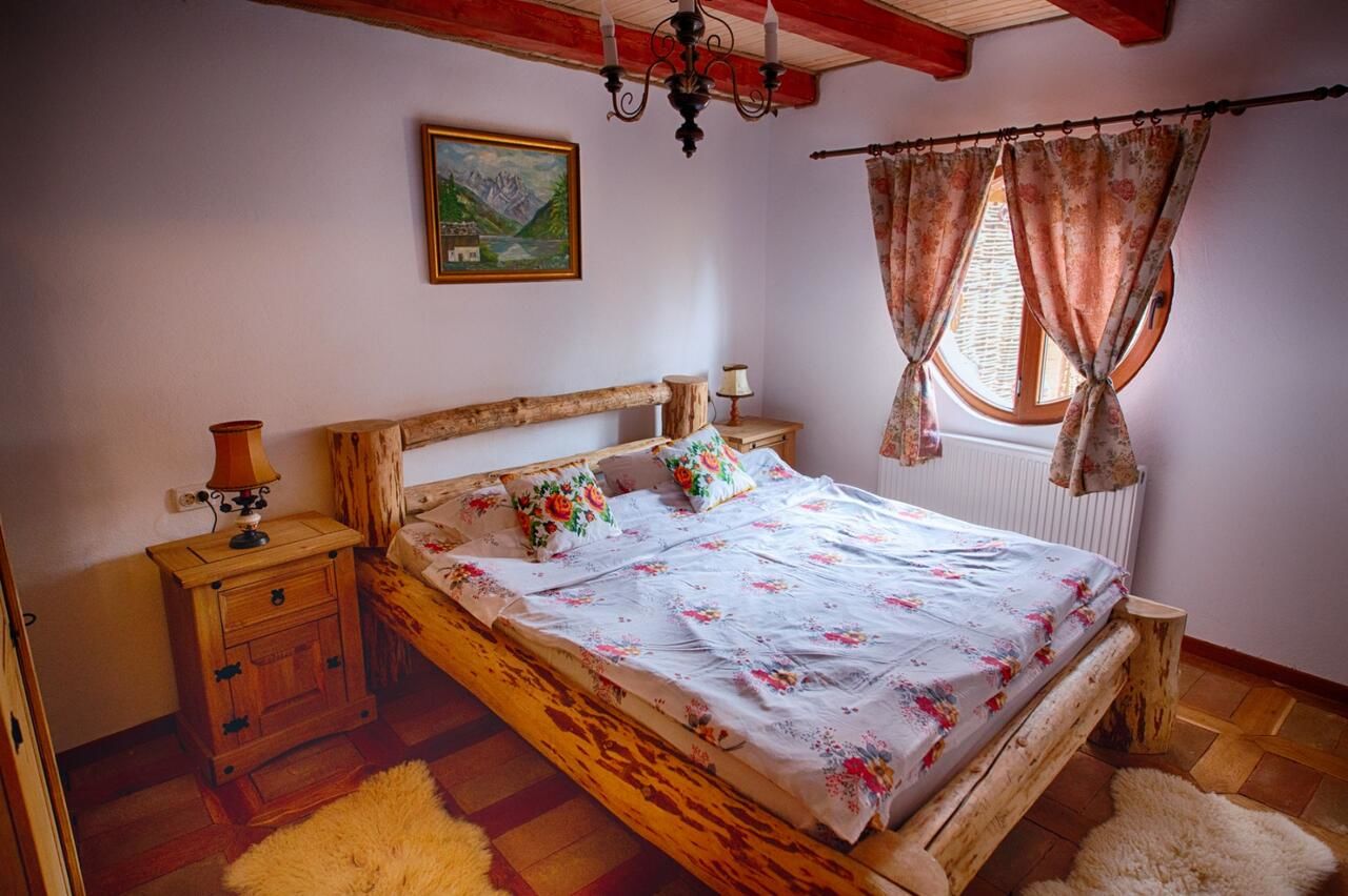 Лоджи Căsuța de Hobbit Perişani-13