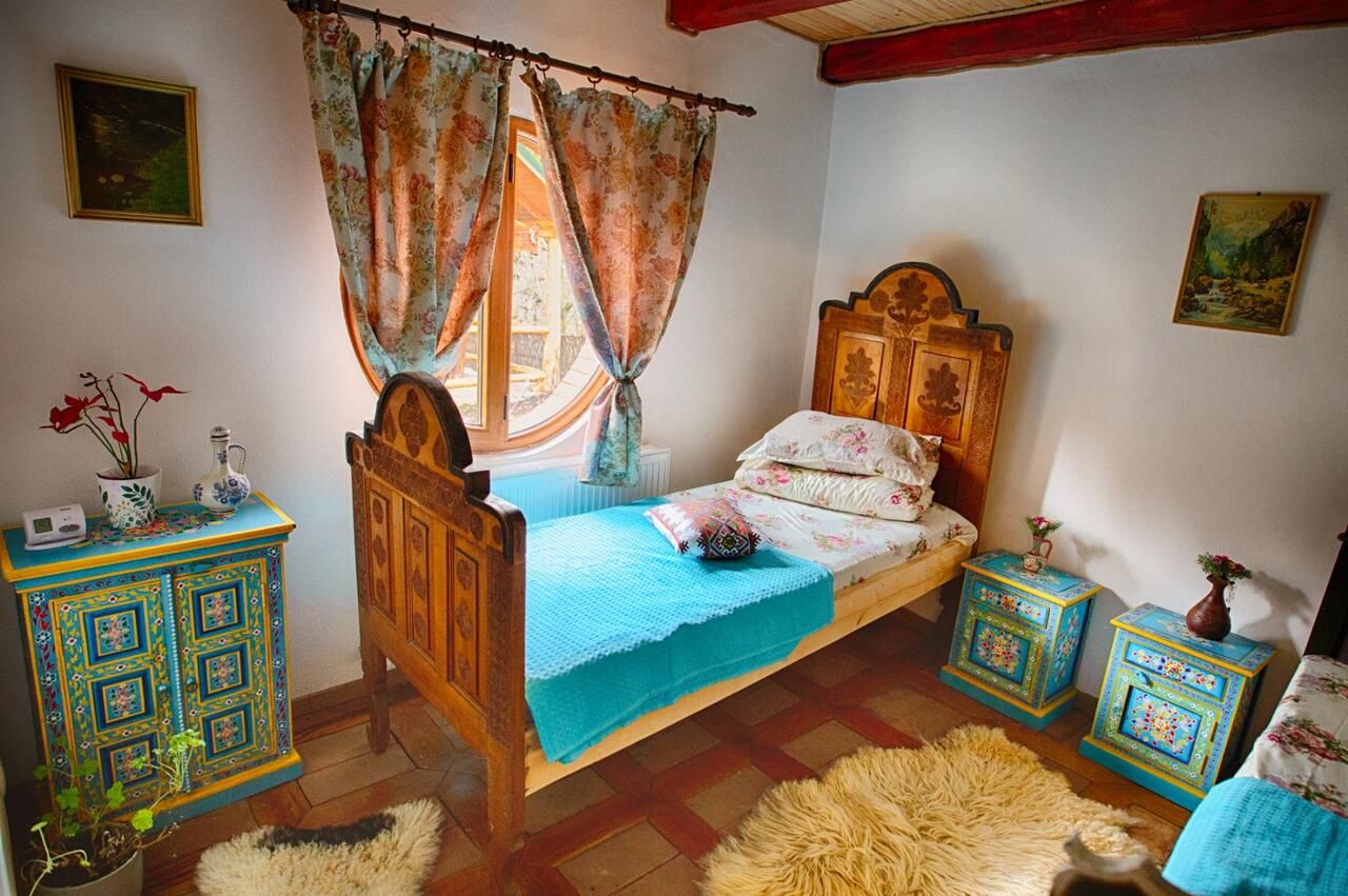 Лоджи Căsuța de Hobbit Perişani-15
