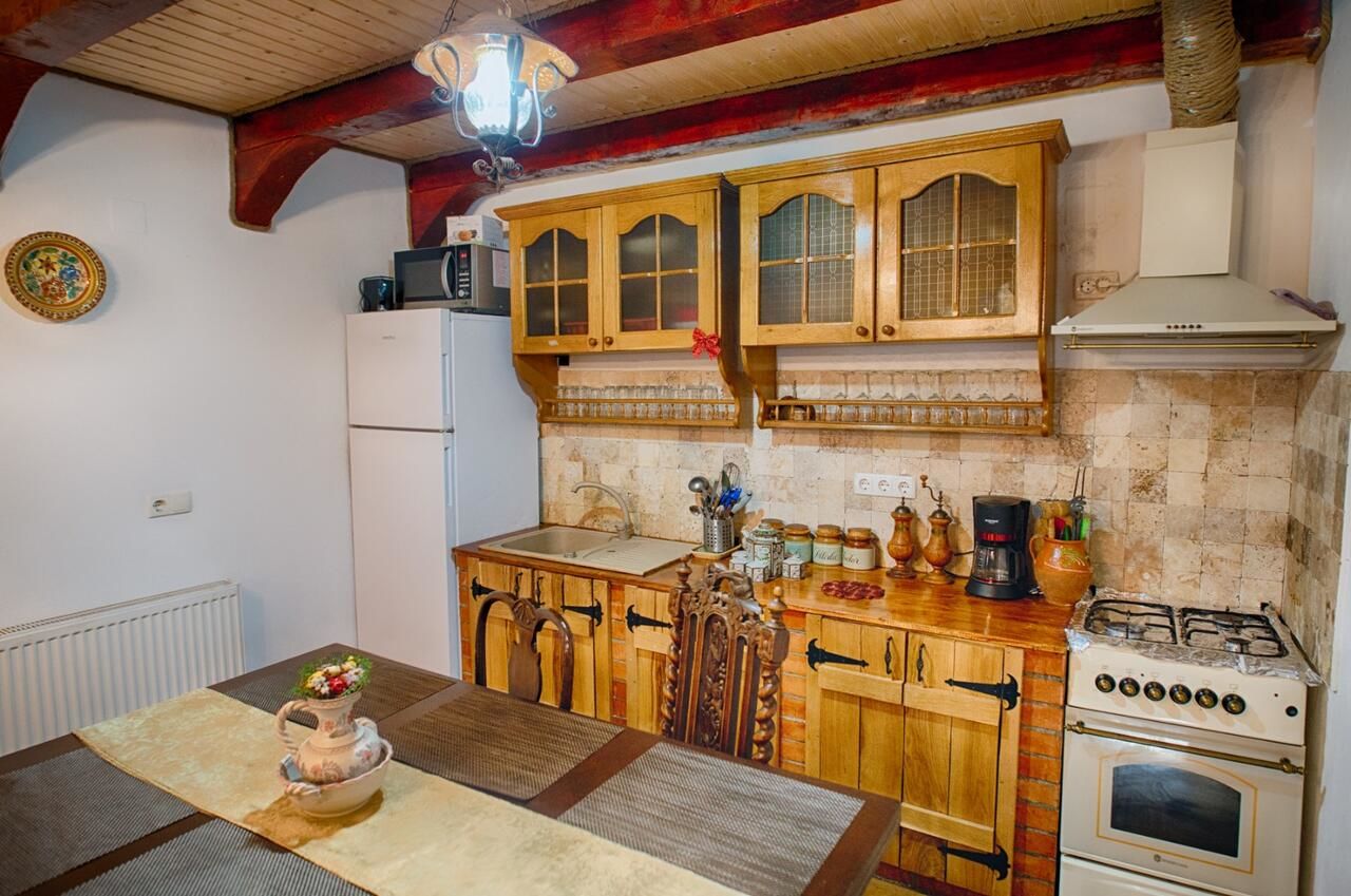 Лоджи Căsuța de Hobbit Perişani-17