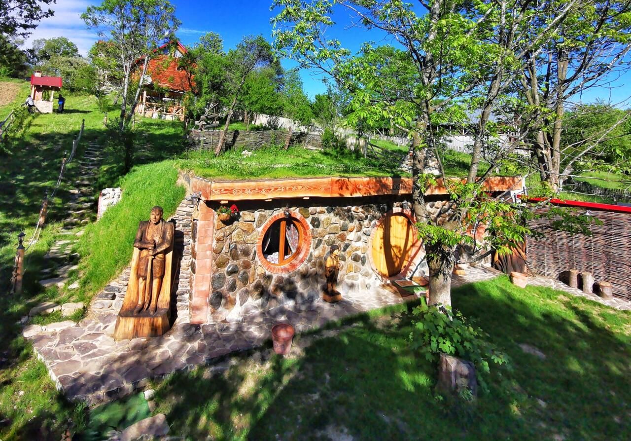 Лоджи Căsuța de Hobbit Perişani-8