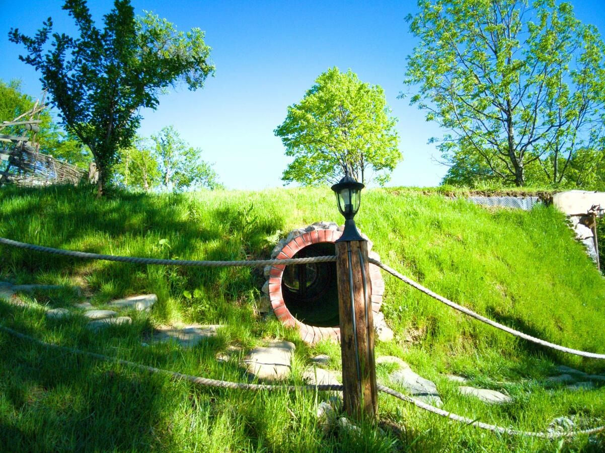 Лоджи Căsuța de Hobbit Perişani-11