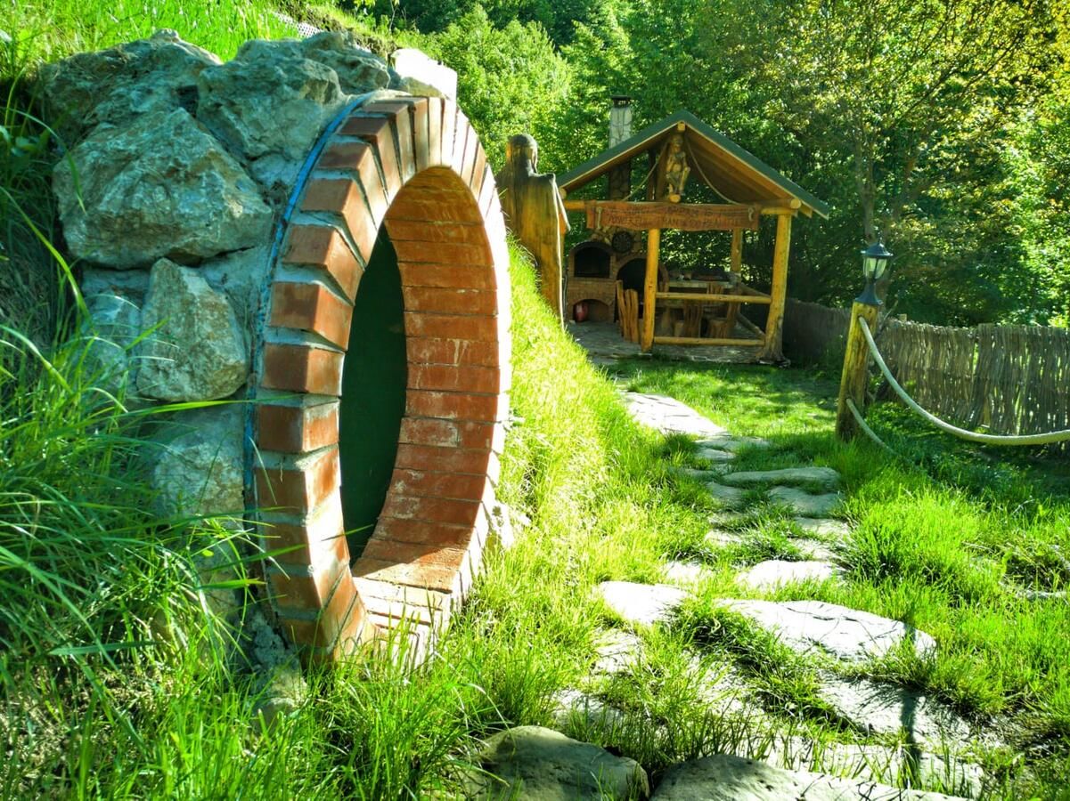 Лоджи Căsuța de Hobbit Perişani-12