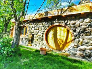 Лоджи Căsuța de Hobbit Perişani-5