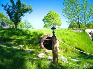 Лоджи Căsuța de Hobbit Perişani-7